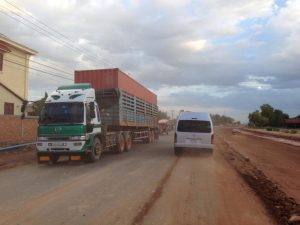 プノンペン手前のHWY6。砂埃ロード