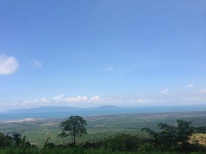 山頂途中からの景色。海の向こうに見えるのはPhu Quoc島。地理的に見るとカンボジア領に思うが、実際はベトナム領