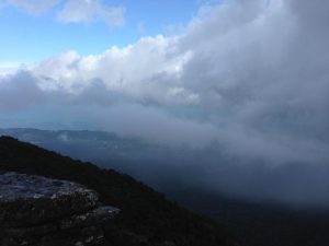 海から雲が上がってくる様子