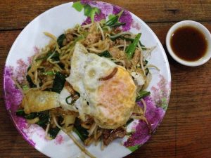 夕食は短めの麺のカンボジア風焼きそば「Lot Cha」