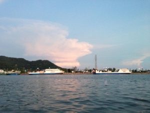 港からの眺め。対岸のフェリーはフーコック島行き