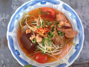 GHの向かいのBun Rieuの屋台で朝食