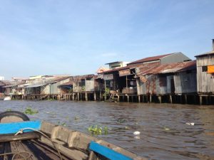 運河沿いに建つ家々。GHもあった