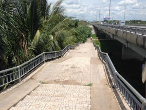 橋からPhung島へ続く歩道橋