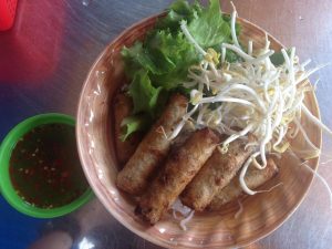 昼食のBun Cha Gio。ライスヌードルに揚げ春巻きがのった料理