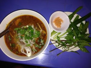 夕食は近くの屋台へ。Bo Kho 35,000ドン（200円）