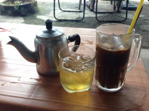 ベトナムコーヒー一杯で数時間は粘る。入り浸っている常連のおっちゃんばかりなので店のおばちゃんも嫌な顔ひとつしないので気楽