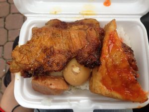 好きなおかずをごはんに乗せてくれるcom Binh Danのお弁当。60,000ドン（335円）とちょっと高めだった