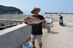 大きな鯛を釣って自慢気な地元のおっちゃん