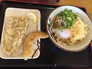 冷たいぶっかけうどんとかぼちゃの天ぷらととり天