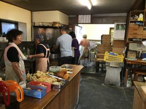 店内の様子。奥のおばちゃんのところでうどんをもらい、手前のカウンターでトッピング