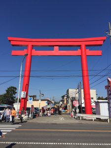 入り口の大鳥居。反対側の入り口にも同じものがある